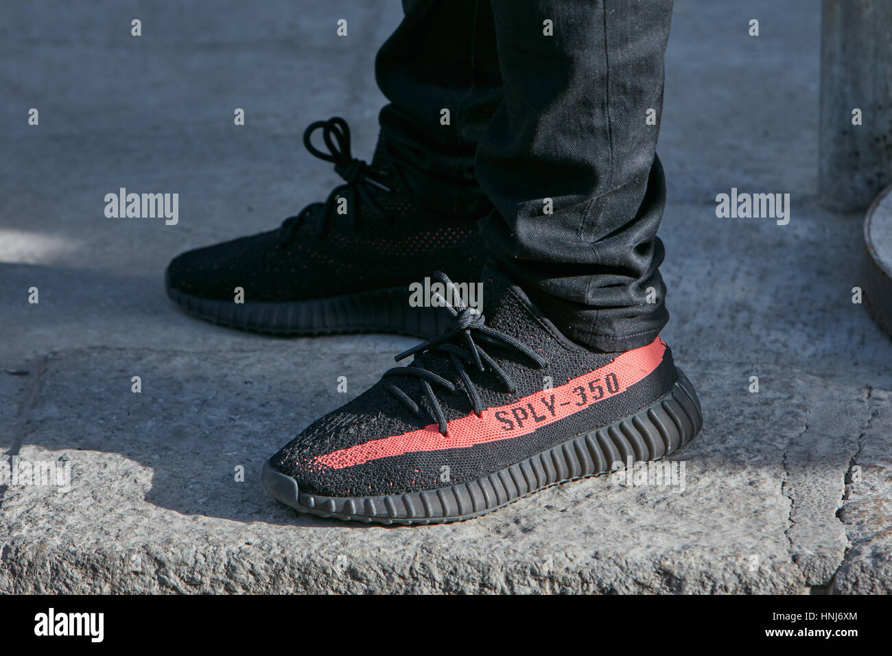 Mann mit schwarzen und roten Schuhe Adidas Yeezy Boost Emporio Armani-Modenschau, Milan Fashion Week Streetstyle am Januar Stockfoto
