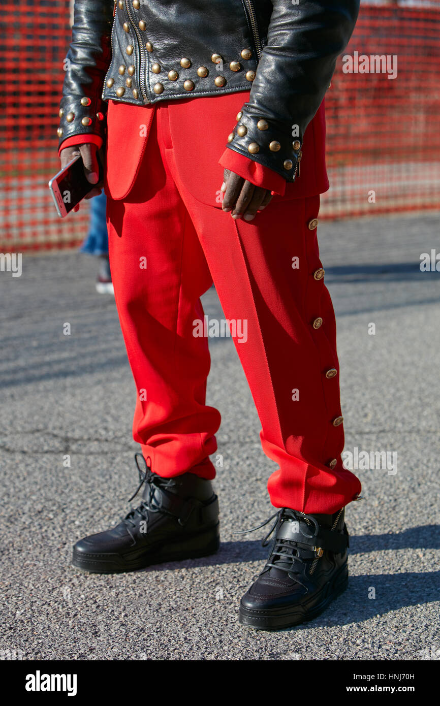 Mann mit roten Versace Hose und schwarze Lederjacke mit Nieten vor Dirk  Bikkembergs-Show, Milan Fashion Week Straße Mode Stockfotografie - Alamy
