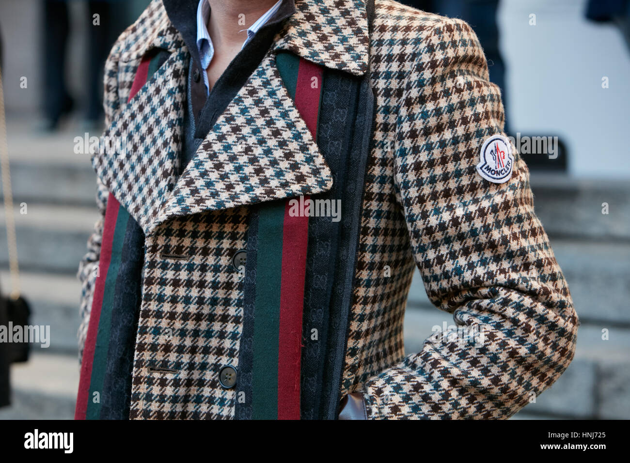 Mann mit Moncler Mantel und Gucci Schal vor Salvatore Ferragamo Modenschau, Milan Fashion Week Streetstyle am 15. Januar 2017. Stockfoto