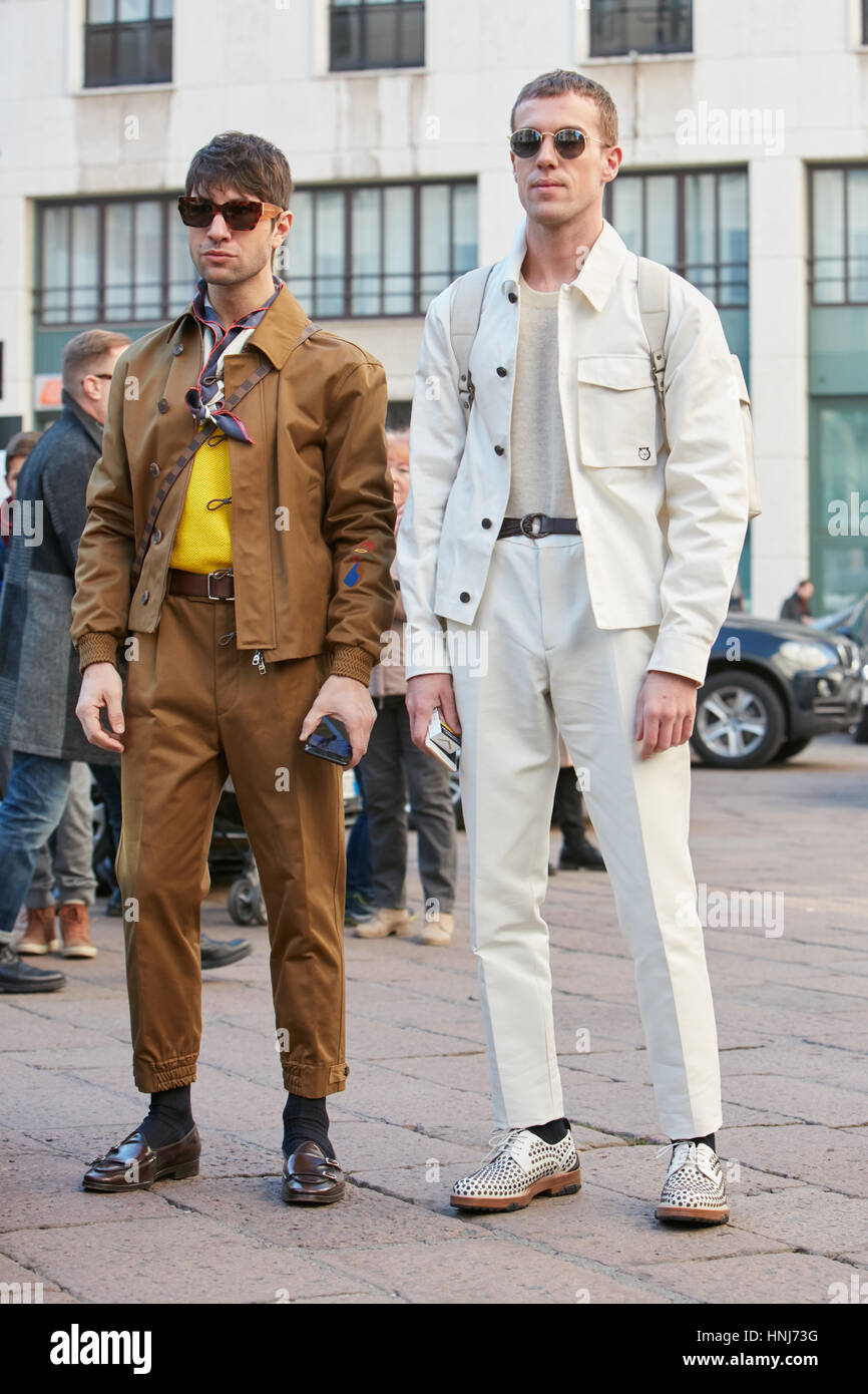 Zwei elegante Herren vor Salvatore Ferragamo Modenschau, Milan Fashion Week Streetstyle am 15. Januar 2017 in Mailand. Stockfoto