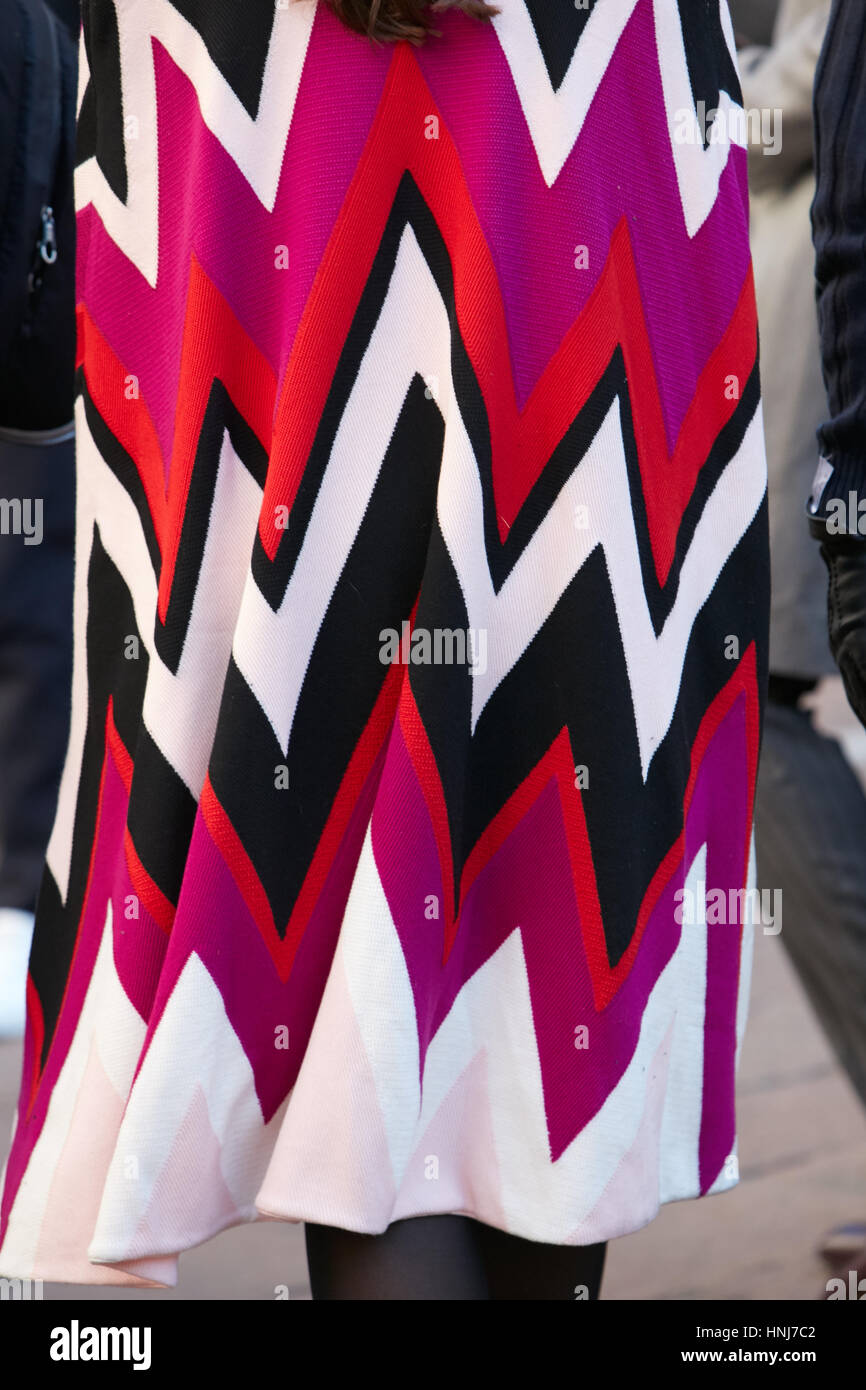 Frau mit Ferragamo Mantel in rot, lila und weißen Farben vor Salvatore Ferragamo Modenschau, Milan Fashion Week Streetstyle. Stockfoto