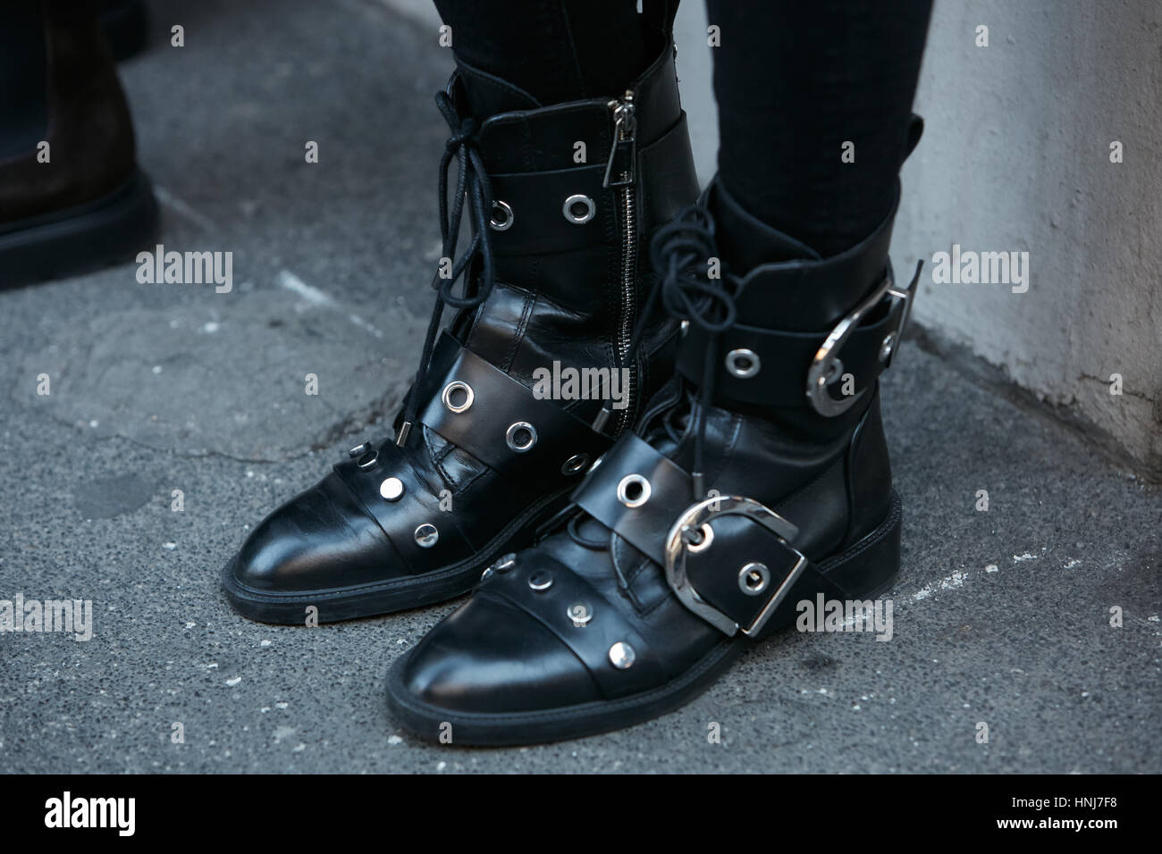 Frau mit schwarzem Lederschuhe mit Gürtel vor N 21 Modenschau, Milan Fashion Week Streetstyle am 16. Januar 2017 in Mailand. Stockfoto