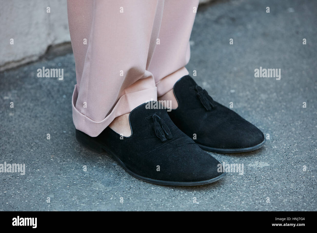 Frau mit schwarzen Schuhen und rosa Hose vor N 21 Modenschau, Milan Fashion Week Streetstyle am 16. Januar 2017 in Mailand. Stockfoto