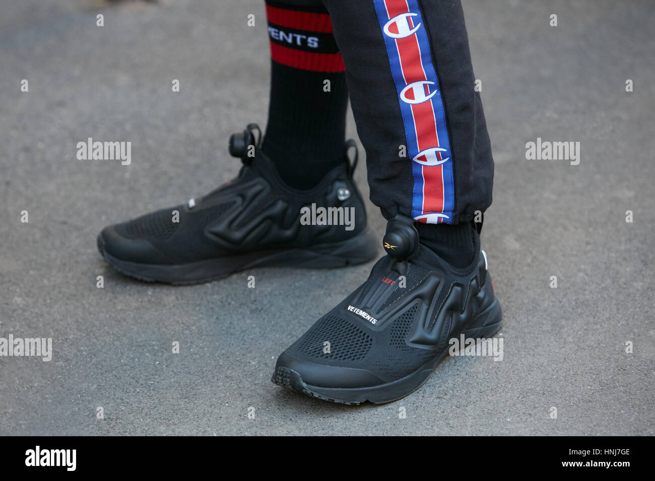 Mann mit schwarze Reebok Vetements Schuhe vor N 21 Modenschau, Milan Fashion Week Streetstyle am 16. Januar 2017 in Mailand. Stockfoto