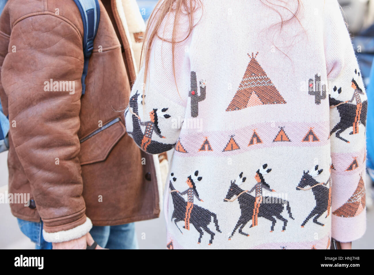 Frau mit rosa Mantel mit native americans Design vor N 21 Modenschau, Milan Fashion Week Streetstyle am 16. Januar 2017 in Mailand. Stockfoto
