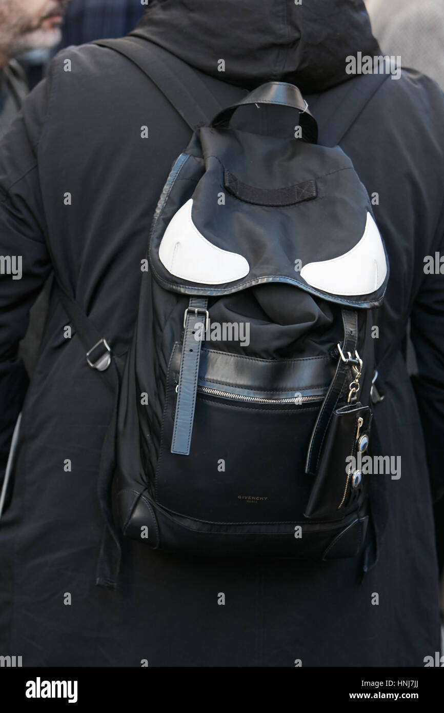 Mann mit schwarzen Givenchy Rucksack vor N 21 Modenschau, Milan Fashion Week Streetstyle am 16. Januar 2017 in Mailand. Stockfoto
