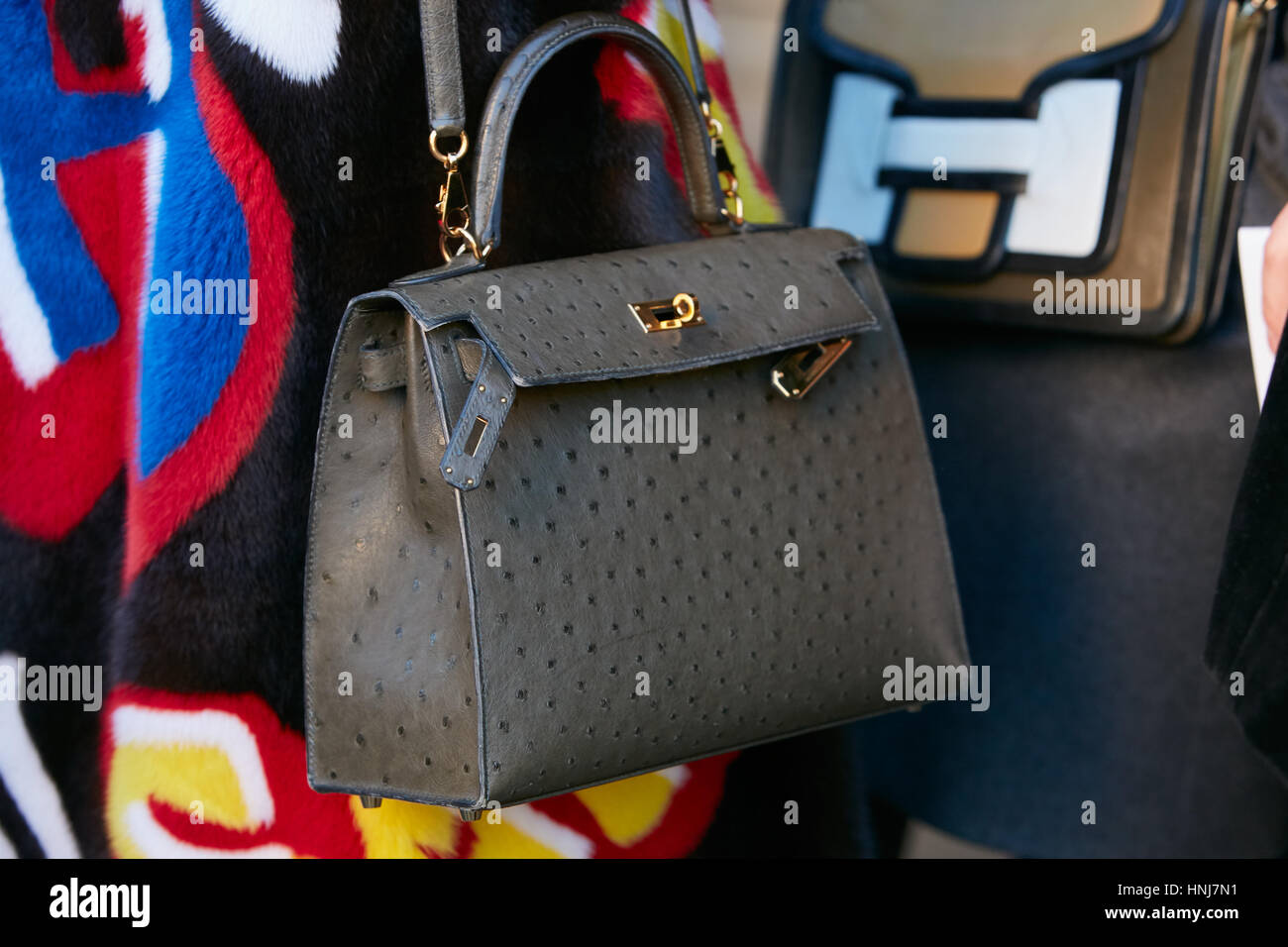 Frau mit grauen Strauß Ledertasche vor Etro Fashion Show in Mailand Fashion Week Streetstyle am 16. Januar 2017 in Mailand. Stockfoto