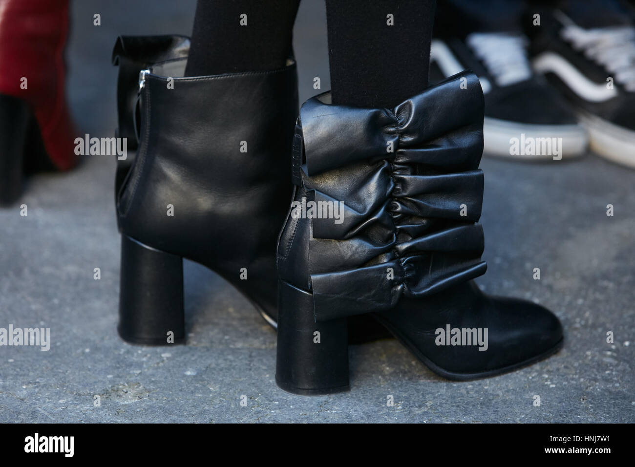 Frau mit schwarzem Lederschuhe vor MSGM Modenschau, Milan Fashion Week Streetstyle am 16. Januar 2017 in Mailand. Stockfoto