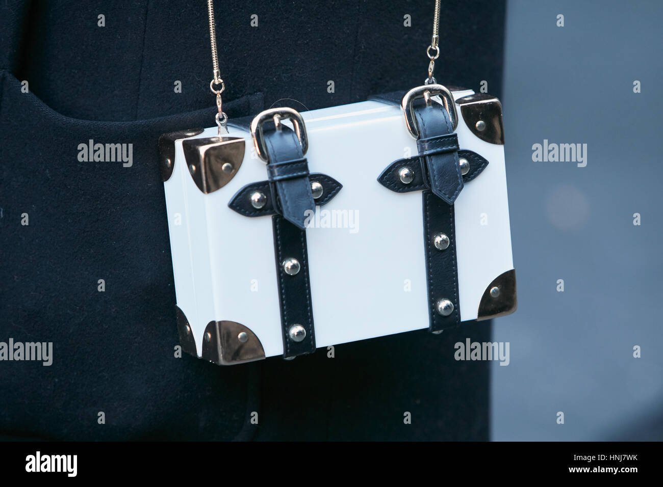 Frau mit kleinen, weißen festen Tasche vor MSGM Modenschau, Milan Fashion Week Streetstyle am 16. Januar 2017 in Mailand. Stockfoto