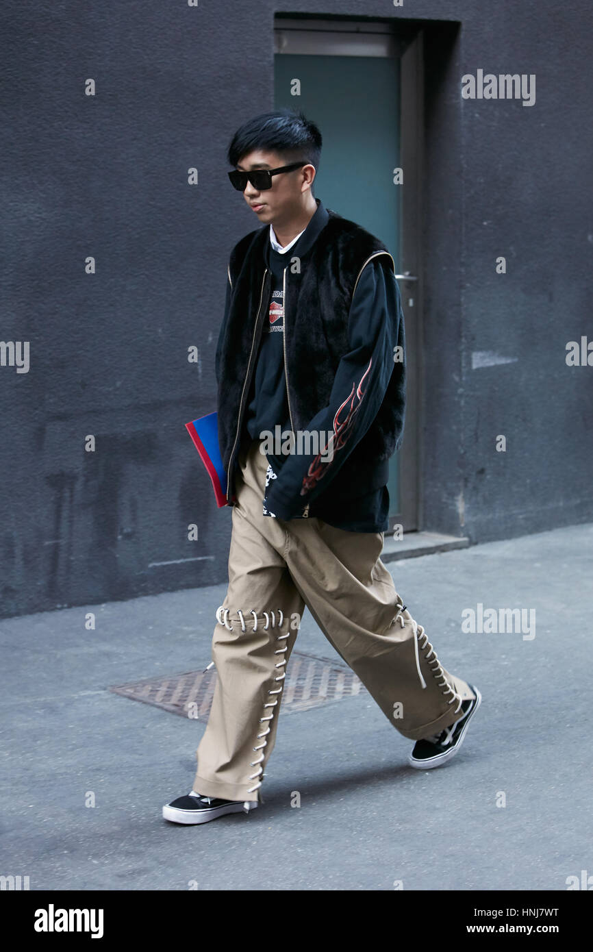 Mann mit Beige Hose und schwarzes Fell Jacke vor MSGM Modenschau, Milan Fashion Week Streetstyle am 16. Januar 2017 in Mailand. Stockfoto