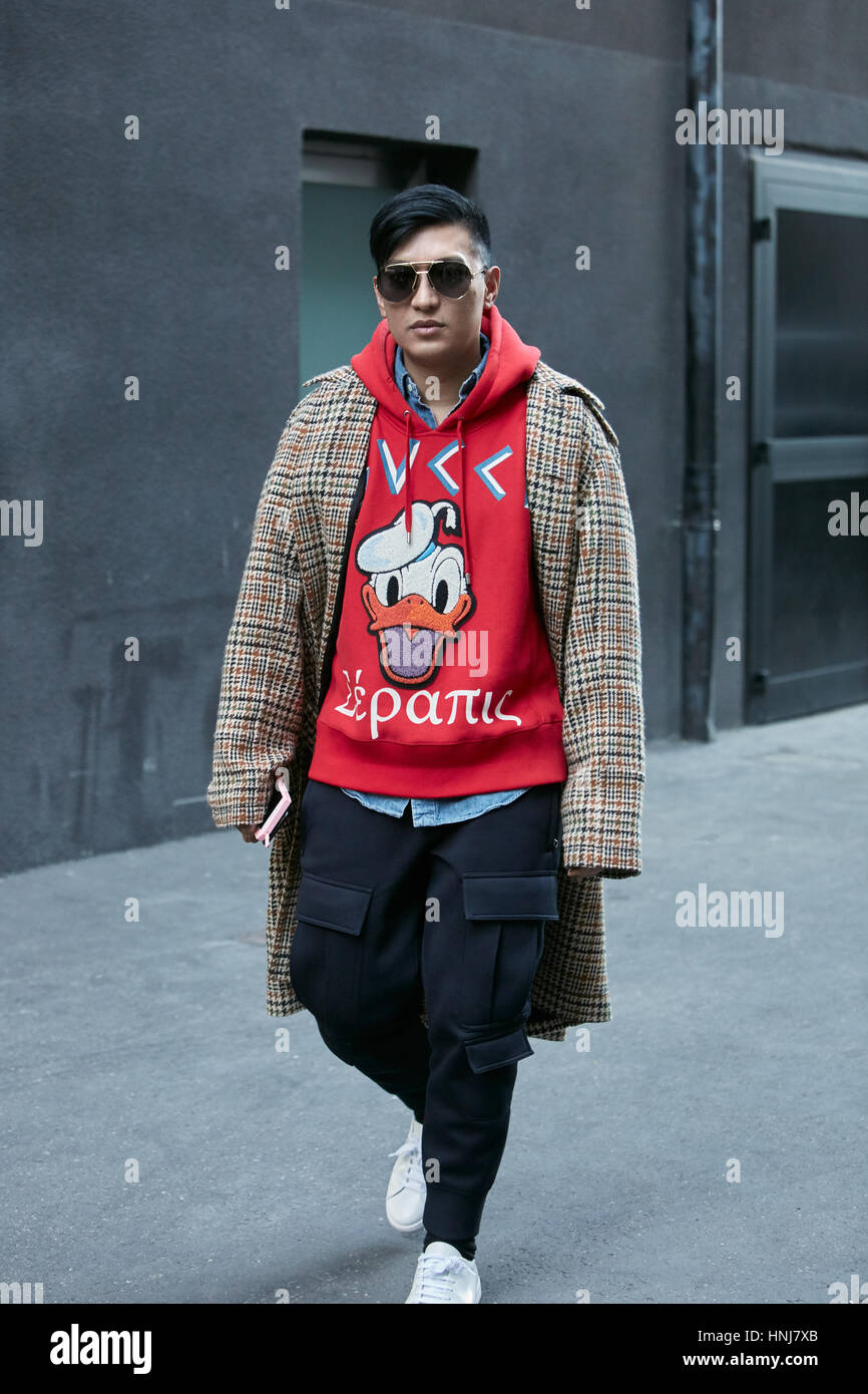Mann mit roten Gucci Donald Duck Pullover vor MSGM Modenschau, Milan  Fashion Week Streetstyle am 16. Januar 2017 in Mailand Stockfotografie -  Alamy