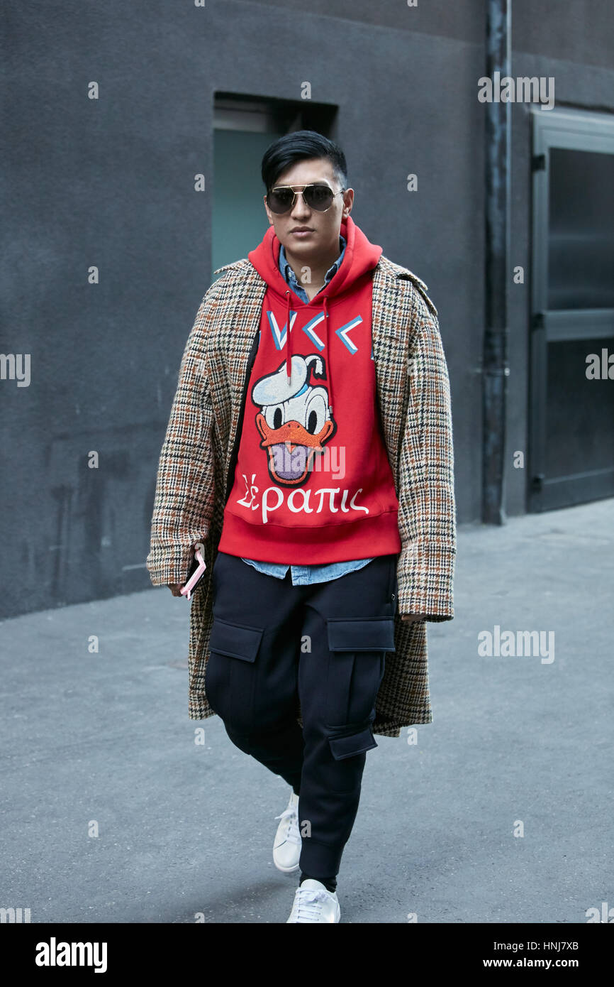 Mann mit roten Gucci Donald Duck Pullover vor MSGM Modenschau, Milan Fashion Week Streetstyle am 16. Januar 2017 in Mailand. Stockfoto