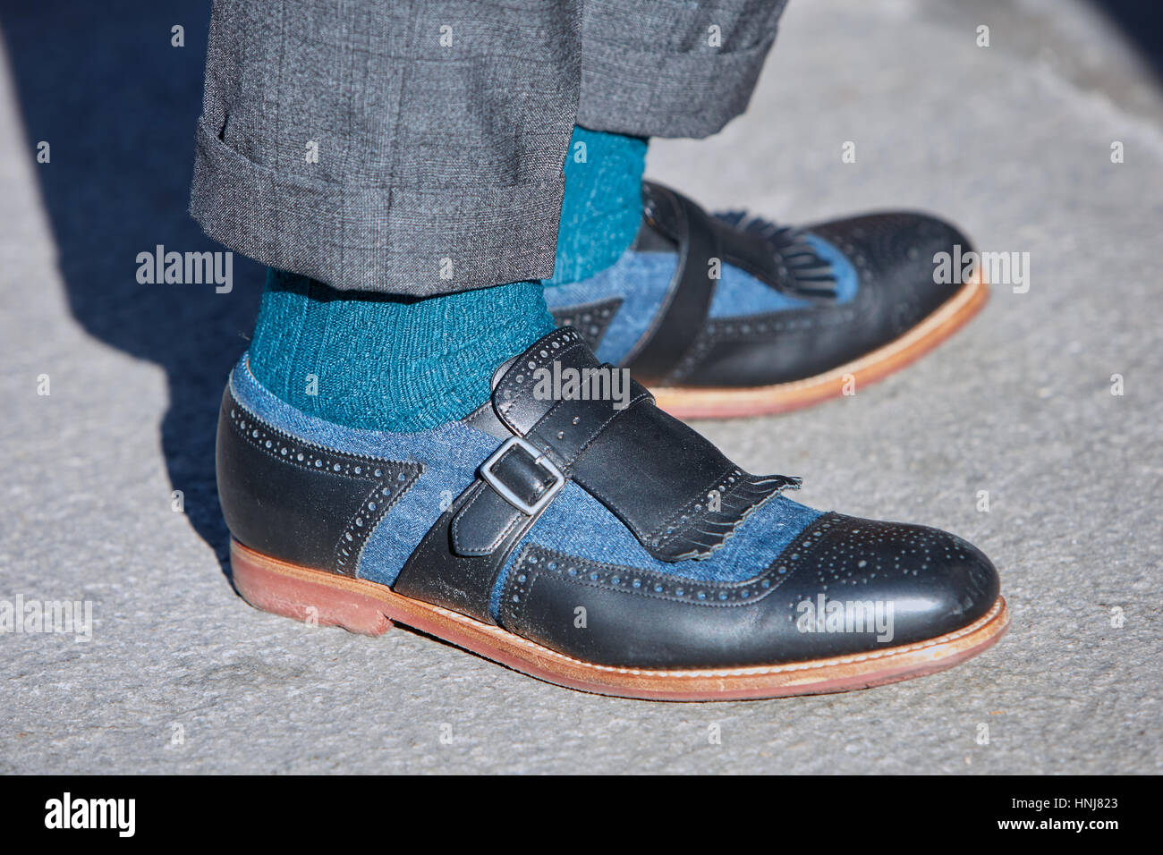 Mann mit schwarzen und blauen Schuhen vor Giorgio Armani-Modenschau, Milan Fashion Week Streetstyle am 17. Januar 2017 in Mailand. Stockfoto
