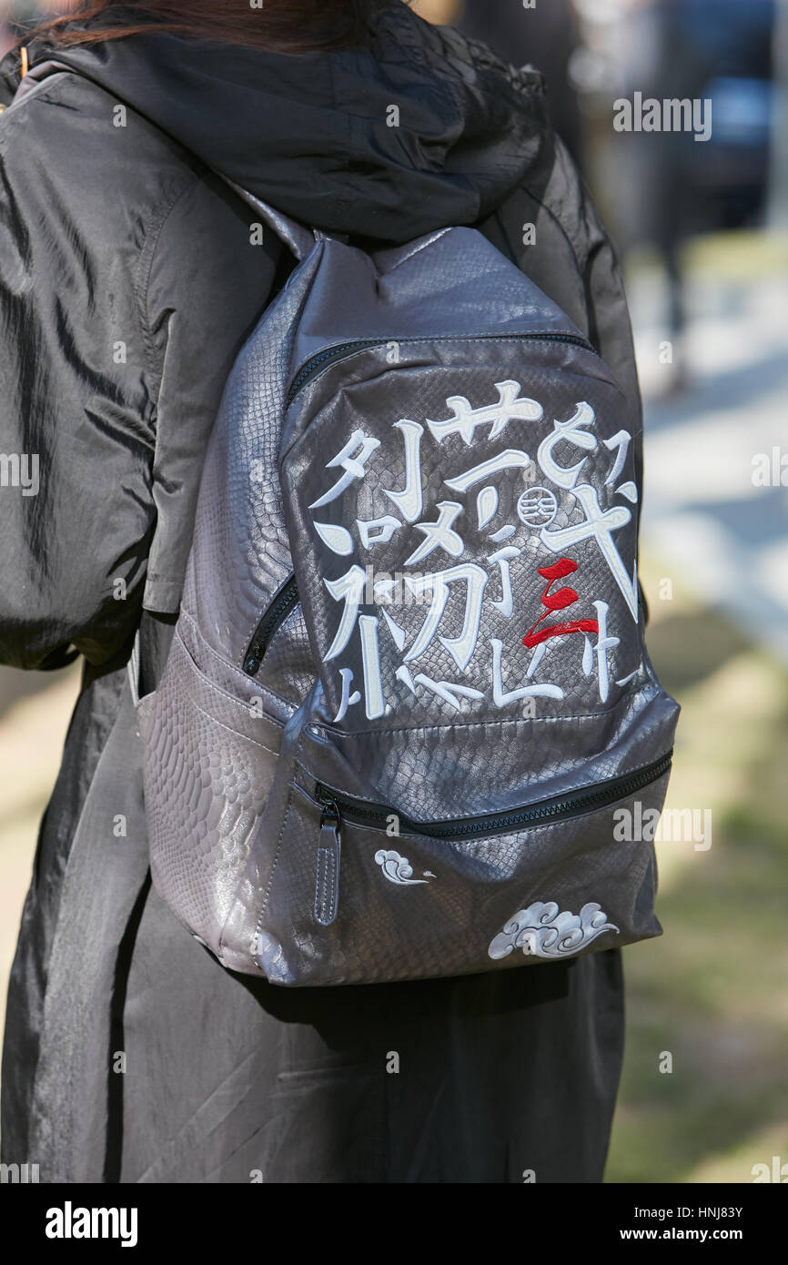 Frau mit Rucksack mit japanischen Schriften vor Giorgio Armani-Modenschau, Milan Fashion Week Streetstyle am 17. Januar 2017 Stockfoto