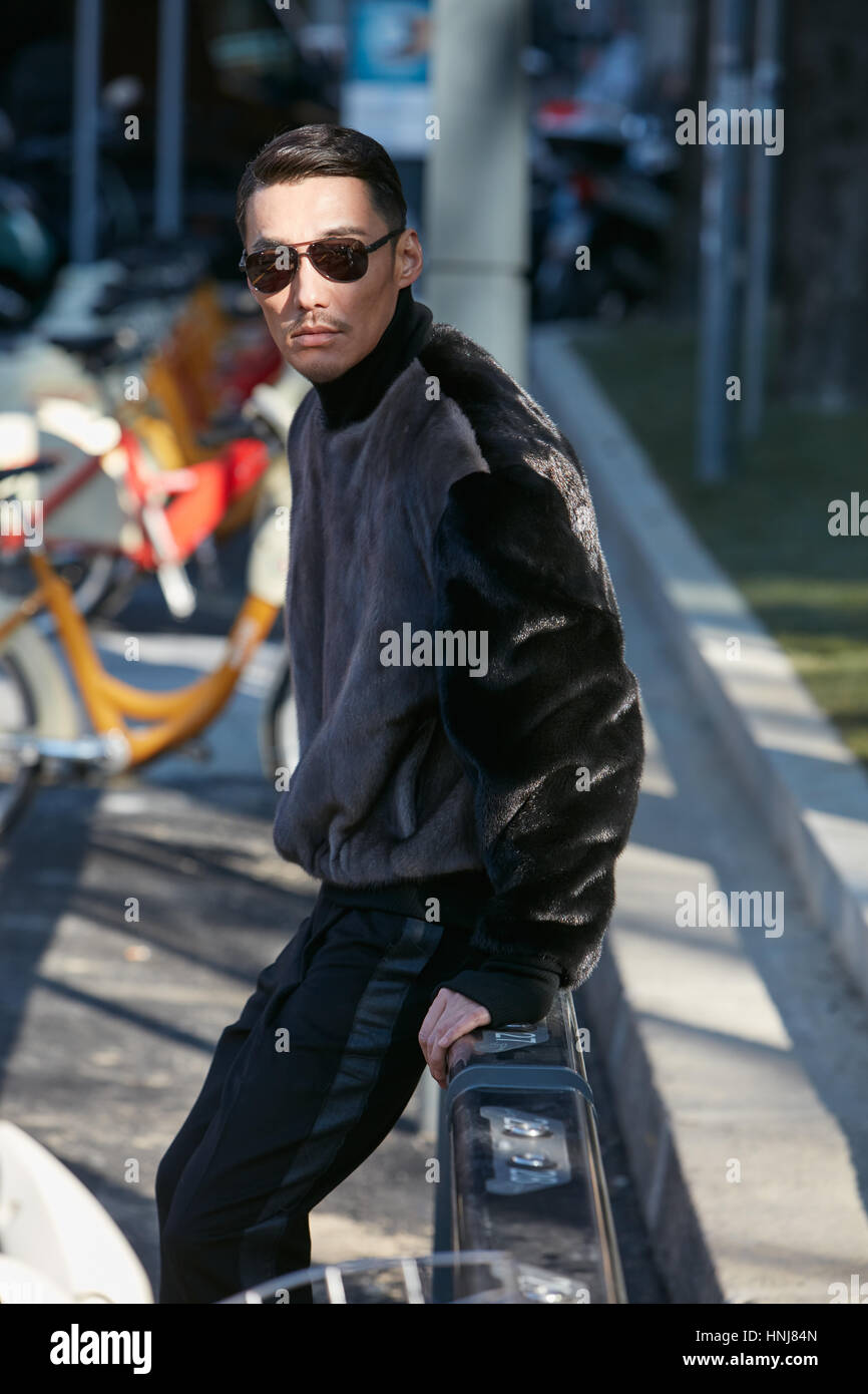 Mann mit Fell Pullover vor Giorgio Armani-Modenschau, Milan Fashion Week Streetstyle am 17. Januar 2017 in Mailand. Stockfoto