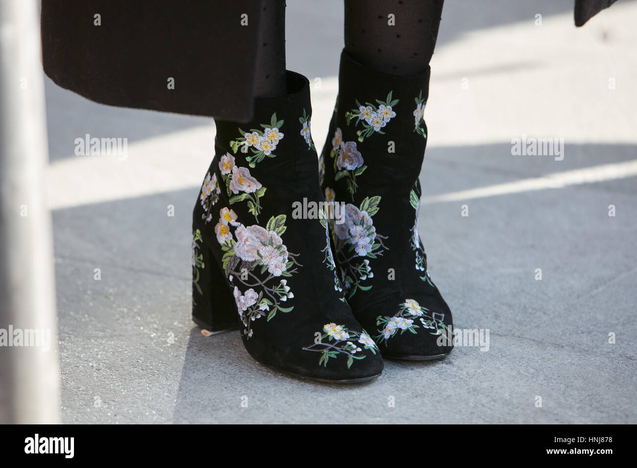Frau mit floralen Design Schuhe vor Giorgio Armani-Modenschau, Milan Fashion Week Streetstyle am 17. Januar 2017 in Mailand. Stockfoto