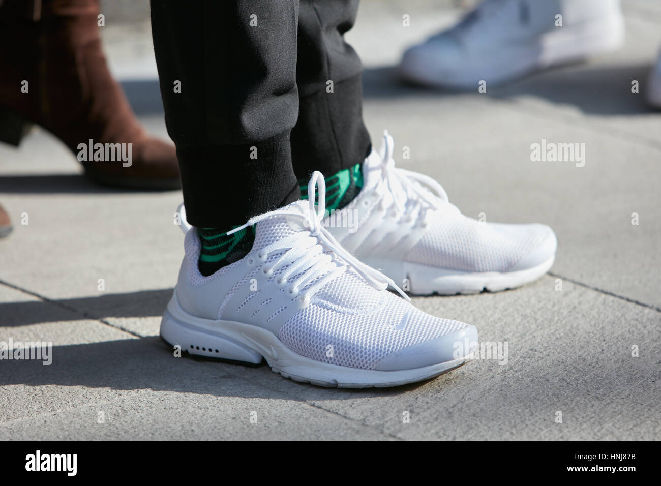 Mann mit weißen Nike-Schuhe vor Giorgio Armani-Modenschau, Milan Fashion  Week Streetstyle am 17. Januar 2017 in Mailand Stockfotografie - Alamy