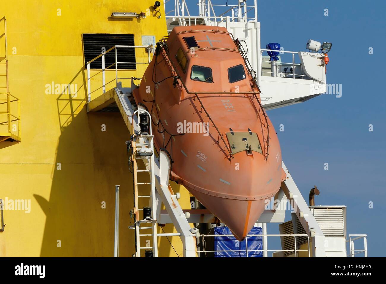 Lorient, Frankreich - 16. Dezember 2016:Details des modernen Lebens Boot an Bord der Produktentanker "Sea Ray" betrieben von German Tanker Shipping Bremen, Ge Stockfoto