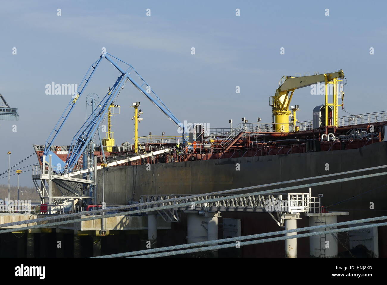 Lorient, Frankreich - 16. Dezember 2016: Details der Schiff/Land Verladearme an Bord der Produkte-Tanker "Sea Ray" in Operations bei der Öl-Terminal Stockfoto