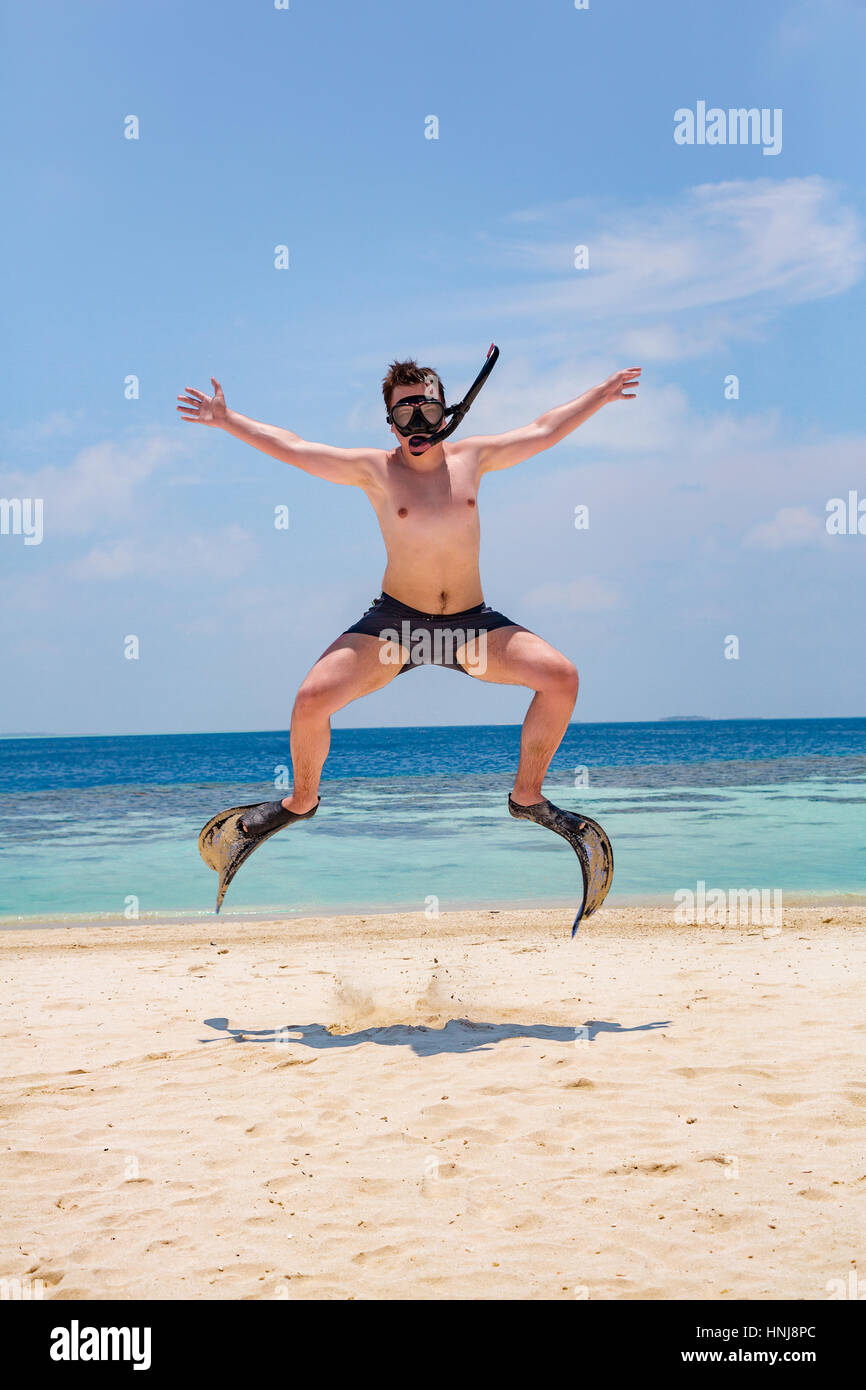 Lustiger Mann springt in Flossen und Maske. Urlaub an einem tropischen Strand auf den Malediven Inseln. Stockfoto Lustiger Mann springt in Flossen und Maske. Urlaub an einem tropischen Strand auf den Malediven Inseln. Stockfoto