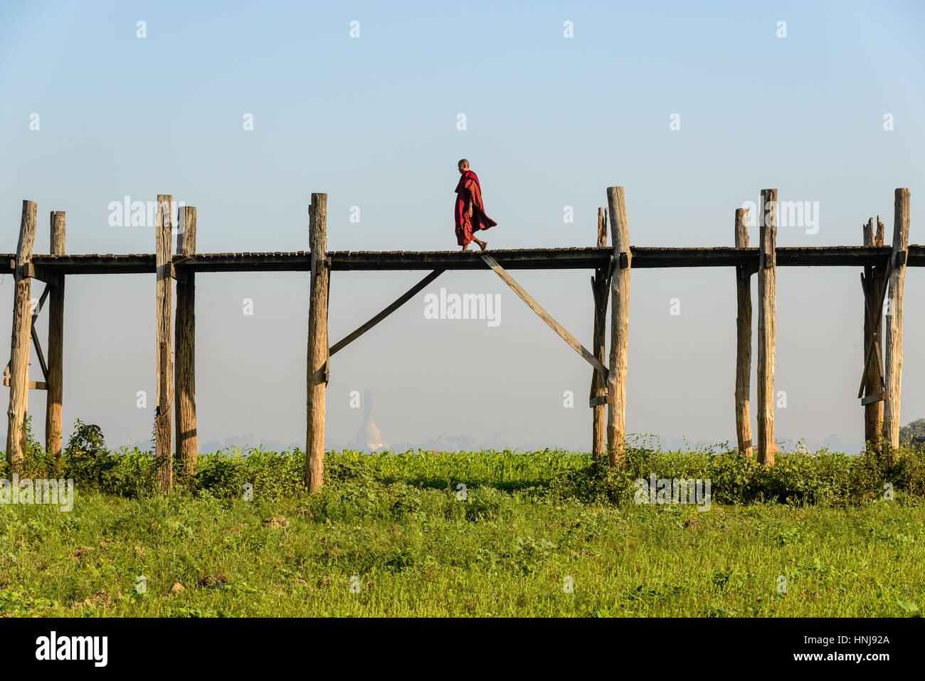 AMARAPURA, MYANMAR - 20. Februar 2014: Mönch zu Fuß über U Bein Brücke, der weltweit längste Teakholz Brücke Stockfoto