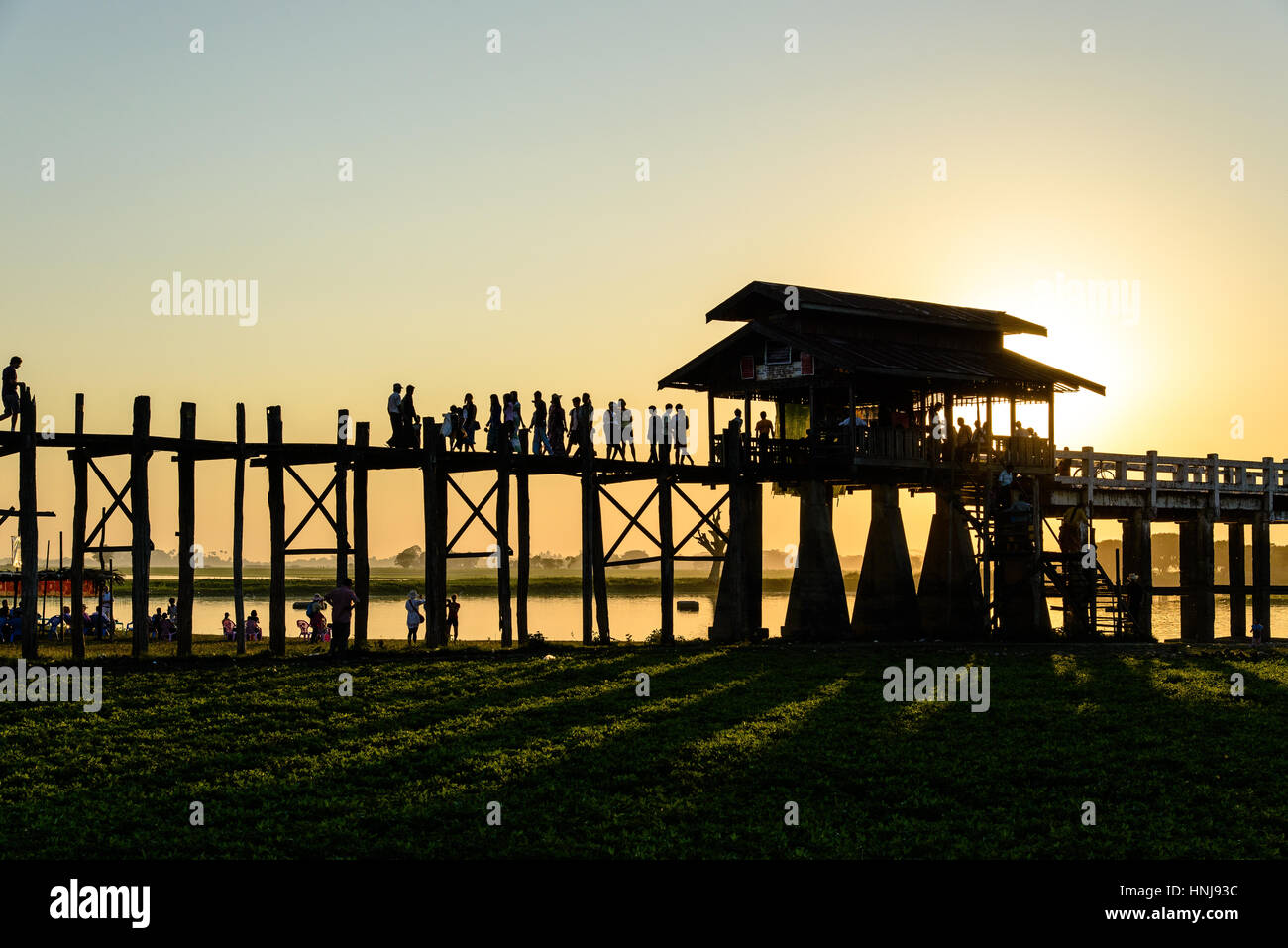 Silhouette Menschen auf U Bein Brücke bei Sonnenuntergang, Amarapura, Mandalay Region, Myanmar Stockfoto