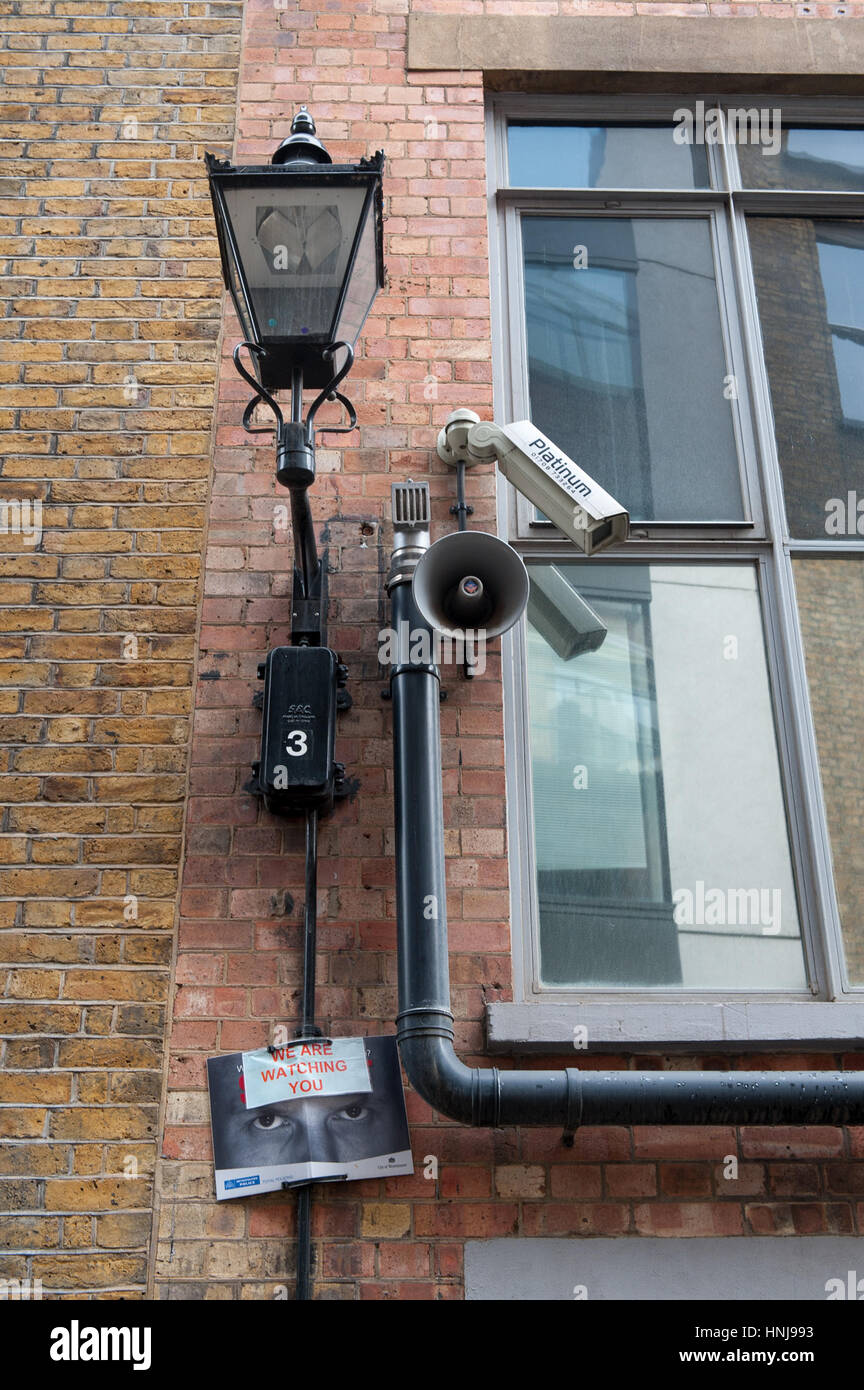 Kamera, Lautsprecher und Warnung Poster an Wand Stockfoto