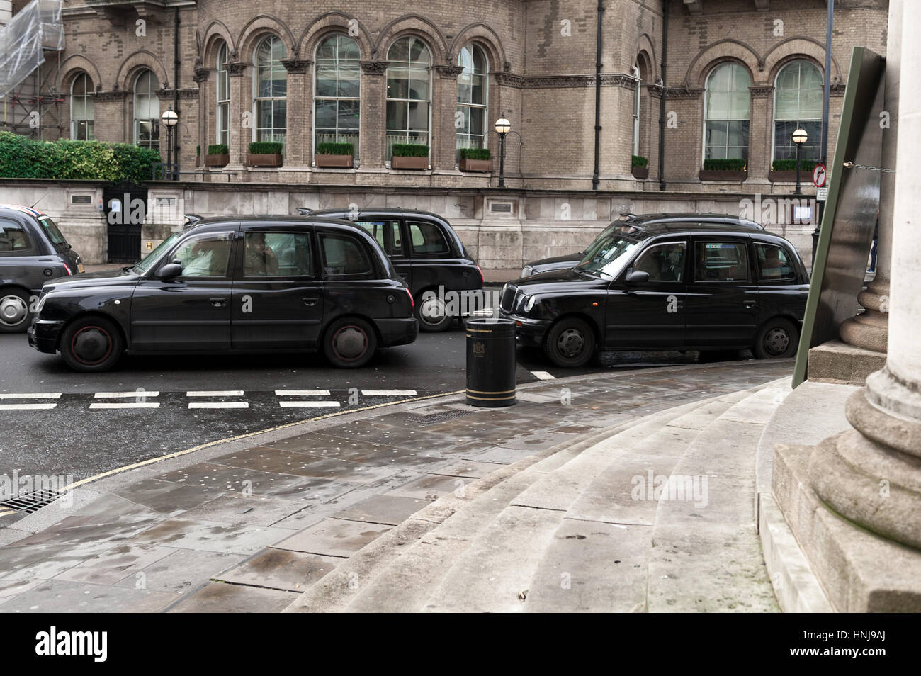 Eine Gruppe von schwarzen Taxis im Zentrum von London von der BBC Stockfoto