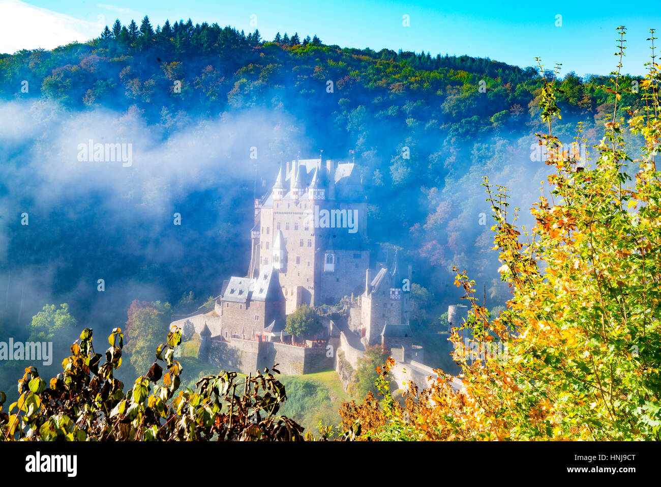 Burg Eltz und Morgen Nebel, Mosel, Rheinland 12. Jahrhundert Burg Stockfoto