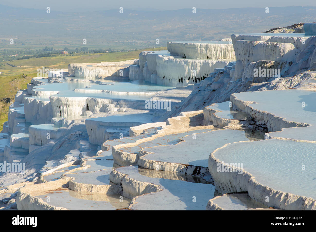 Die bezaubernden Pools von Pamukkale in der Türkei. Pamukkale enthält heißen Quellen und Travertin, Terrassen der Karbonat-Mineralien-links durch das fließende Wasser. Stockfoto