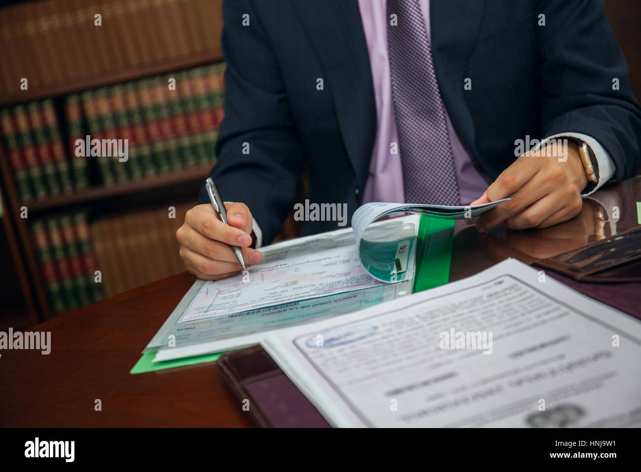Nahaufnahme von Rechtsanwalt Geschäftsmann am Tisch sitzen und unterschreiben Stockfoto