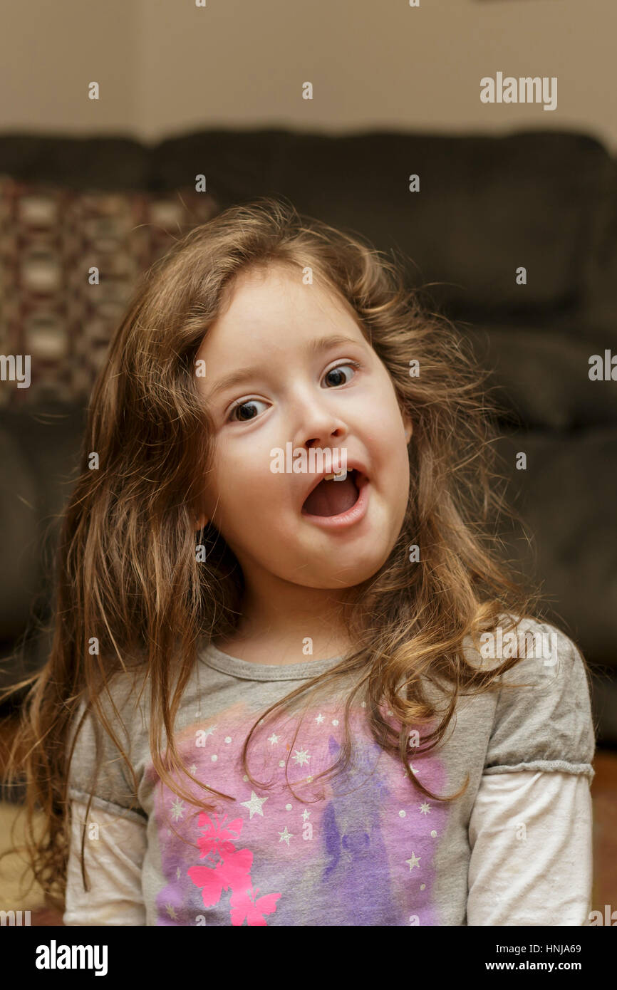 Girl making funny faces -Fotos und -Bildmaterial in hoher Auflösung – Alamy