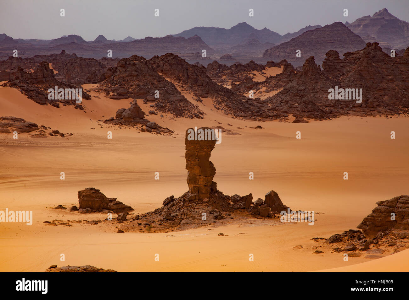 Sandstein und Dünen, Jebel Acacus, Libyen, Berge in Sahara Wüste UNESCO World Heritage Site, The Awiss Afrika Stockfoto