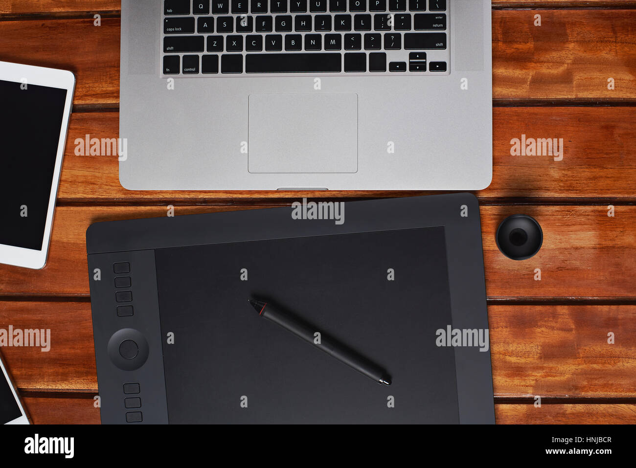 Moderne Geräte auf Holztisch Blick vom oberen Laptop, Tastatur, Tablet und smartphone Stockfoto