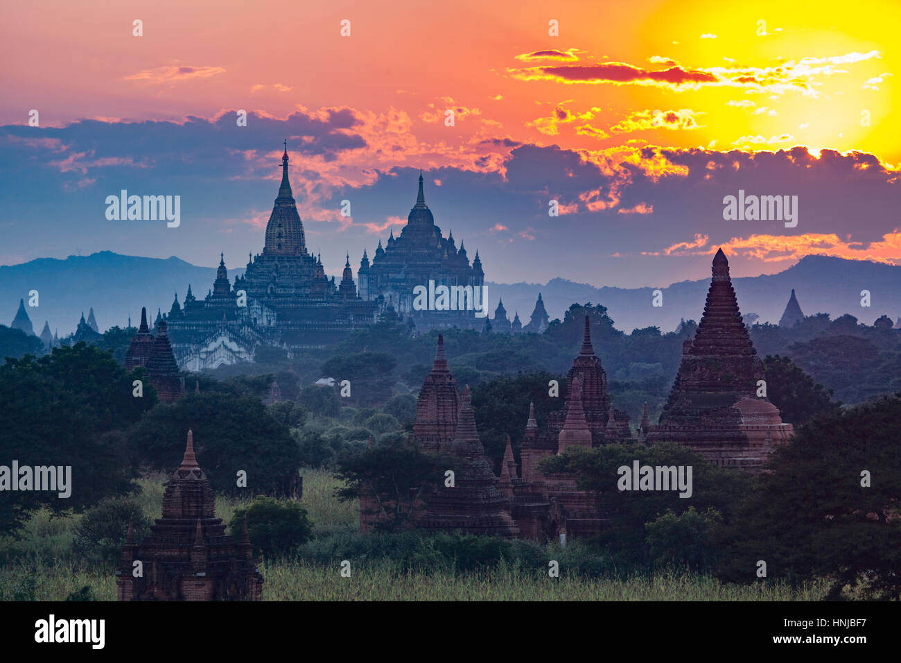 Tempel bei Sonnenuntergang. Bagan archäologische Zone, Myanmar Gelände 5.000 buddhistischen Tempel gebaut zwischen 11. und 13. Jahrhundert, Standort der ursprünglichen Hauptstadt von Stockfoto
