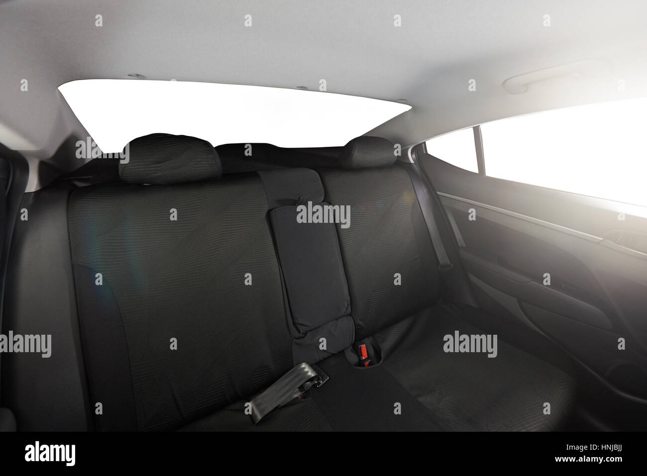 Moderne Limousine zurück schwarzes Tuch Sitz mit isolierten Fenstern Stockfoto