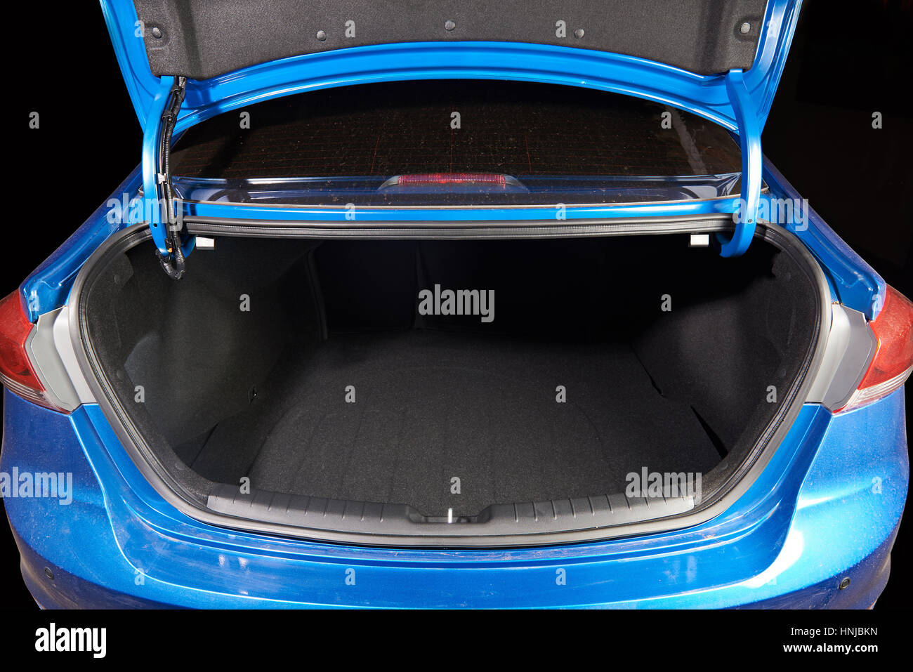 sauberes, modernes Blau Cabrio Kofferraum hautnah Stockfoto