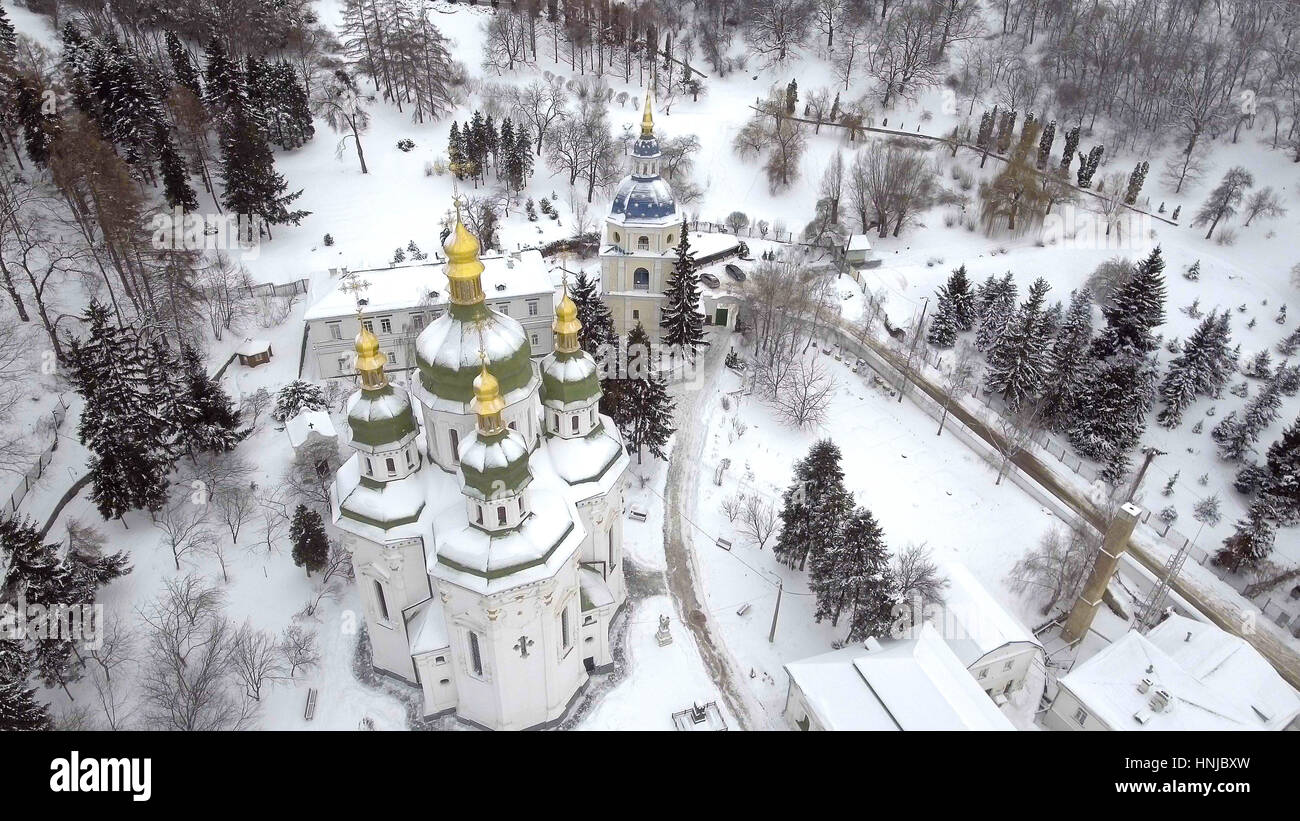 St. Michael Vydubitsky Männerkloster in Kiew, Ukraine. Flug im Hubschrauber über der Kirche vor dem Hintergrund der Stadt Kiew und den Dnjepr. Aeril Ansicht Stockfoto
