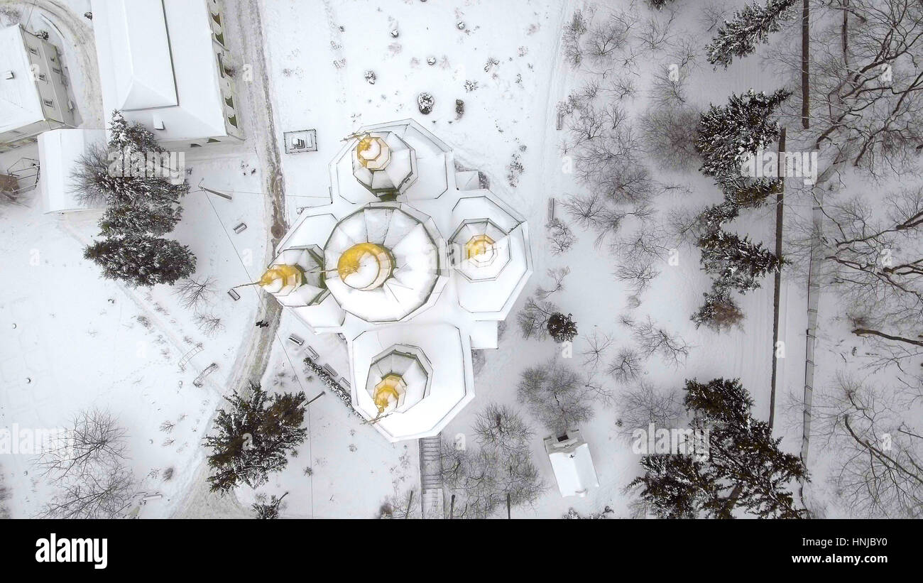 St. Michael Vydubitsky Männerkloster in Kiew, Ukraine. Flug im Hubschrauber über der Kirche vor dem Hintergrund der Stadt Kiew und den Dnjepr. Aeril Ansicht Stockfoto