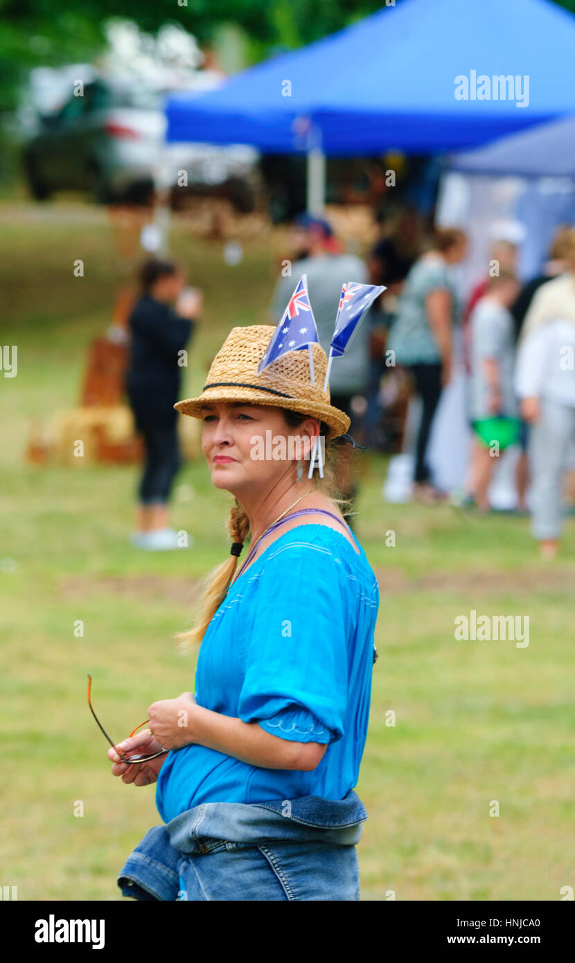 Nachdenklich hübsche Frau trägt zwei australische Flaggen in ihrem Hut auf Australien Tag 2017, Berrima, New-South.Wales, Australien Stockfoto