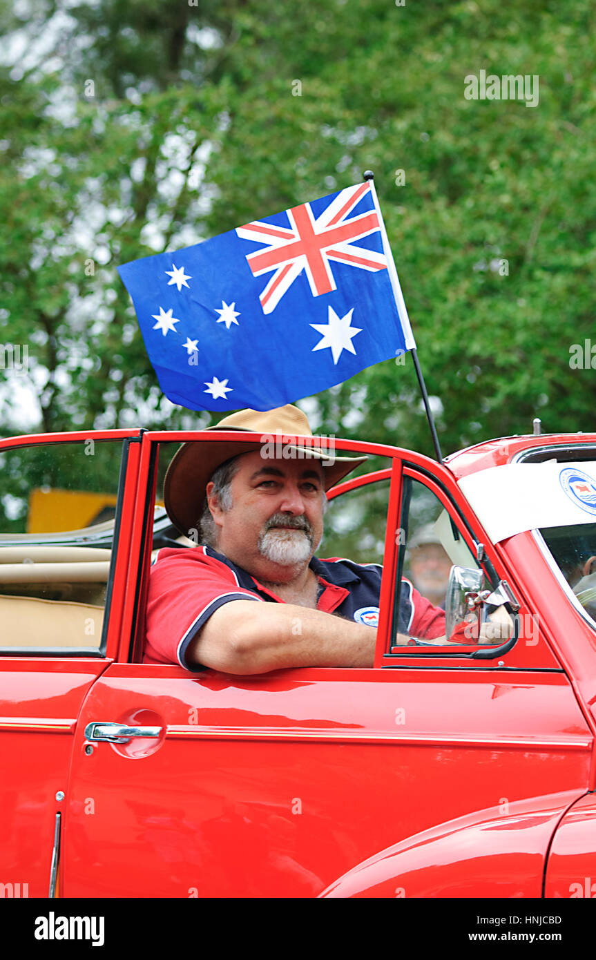 Roten Oldtimer mit australischer Flagge, die Teilnahme an der Australia Day 2017 Parade, Berrima, New-South.Wales, Australien Stockfoto