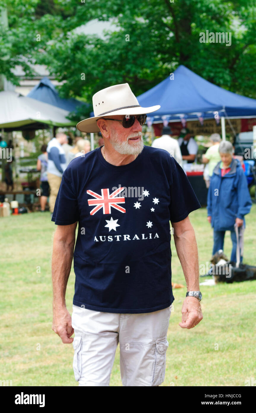 Ein reifer Mann trägt ein T-shirt mit der australischen Flagge am Australia Day, Berrima, New-South.Wales, Australien Stockfoto