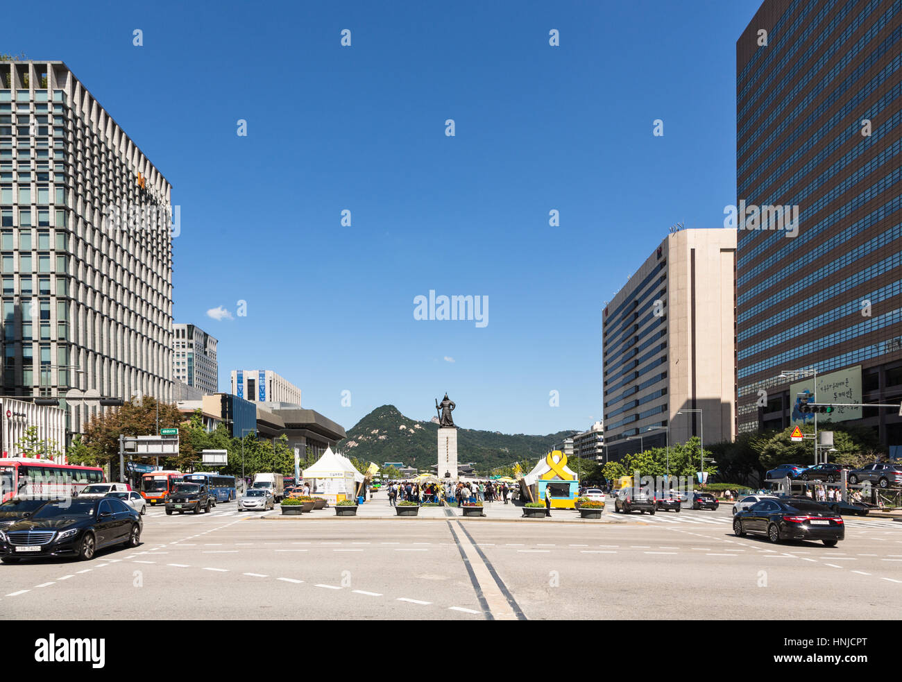 SEOUL, Südkorea - 7. September 2015: Autos fährt rund um den Gwanghwamun Platz mit der Statue von Admiral Yi Sun-Shin in der Innenstadt von Seoul. Stockfoto