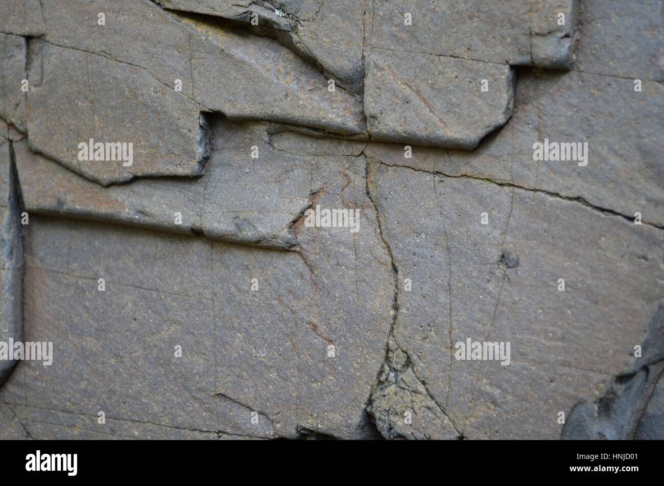 Zoom in der grauen Felsen am Fluss so anders als die anderen Stockfoto