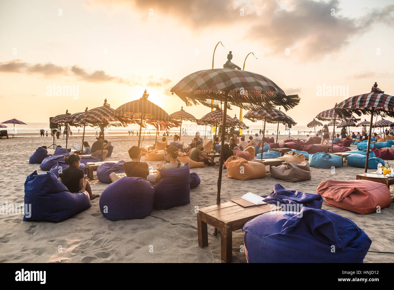BALI, Indonesien - 31. Oktober 2015: Touristen genießen Sie einen Drink und beobachten den Sonnenuntergang in einer Strandbar Seminyak Strand entlang, nördlich von Kuta auf Bali. Stockfoto