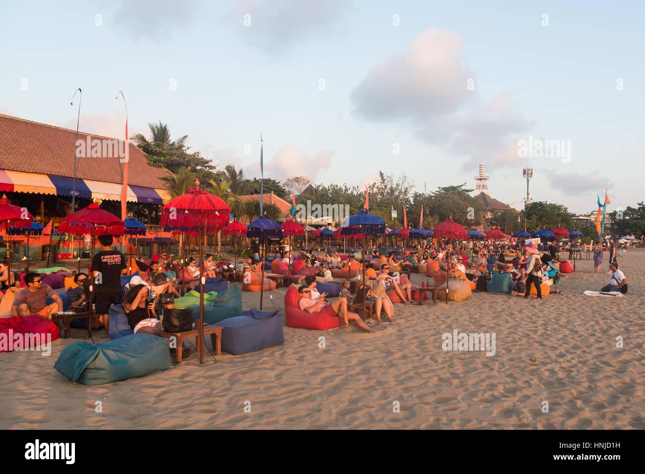 BALI, Indonesien - 31. Oktober 2015: Touristen genießen einen Drink beim warten auf des Sonnenuntergangs in einer Strandbar Seminyak Strand entlang, nördlich von Kuta, in Buenos Aires Stockfoto