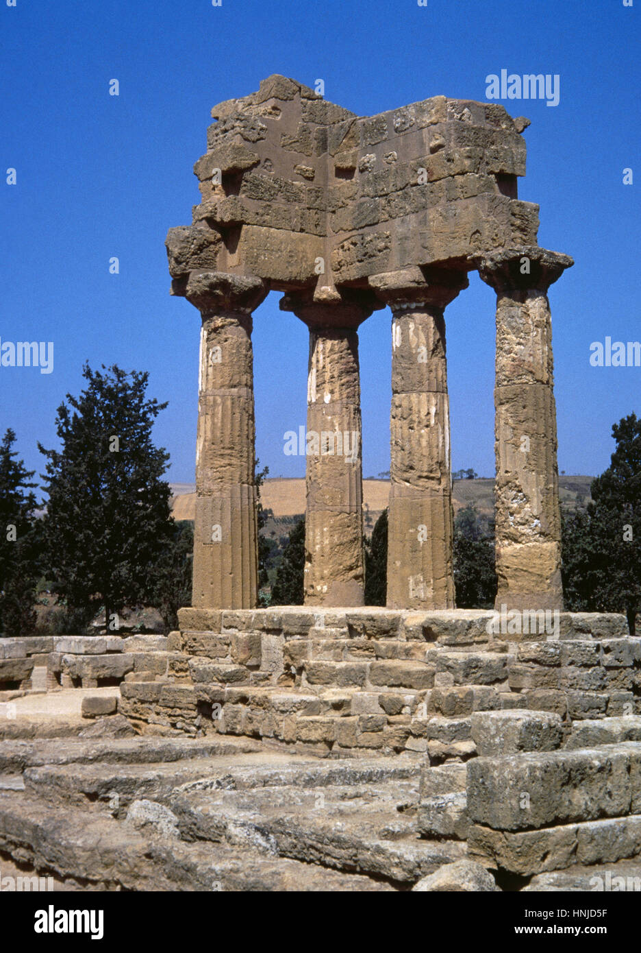 Italien. Sizilien. Agrigento. Tal der Tempel. Die Dioskuren (Castor und Pollux)-Tempel (Tempel ich). UNESCO-Weltkulturerbe. Stockfoto