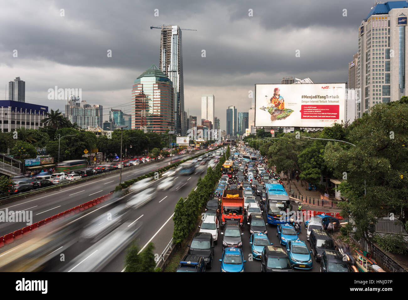 JAKARTA, Indonesien - 18. April 2016: Viele Autos und Motorcyles im Stau in einer sehr belebten Straße in der Hauptstadt Jakarta, Indonesien stecken. Stockfoto