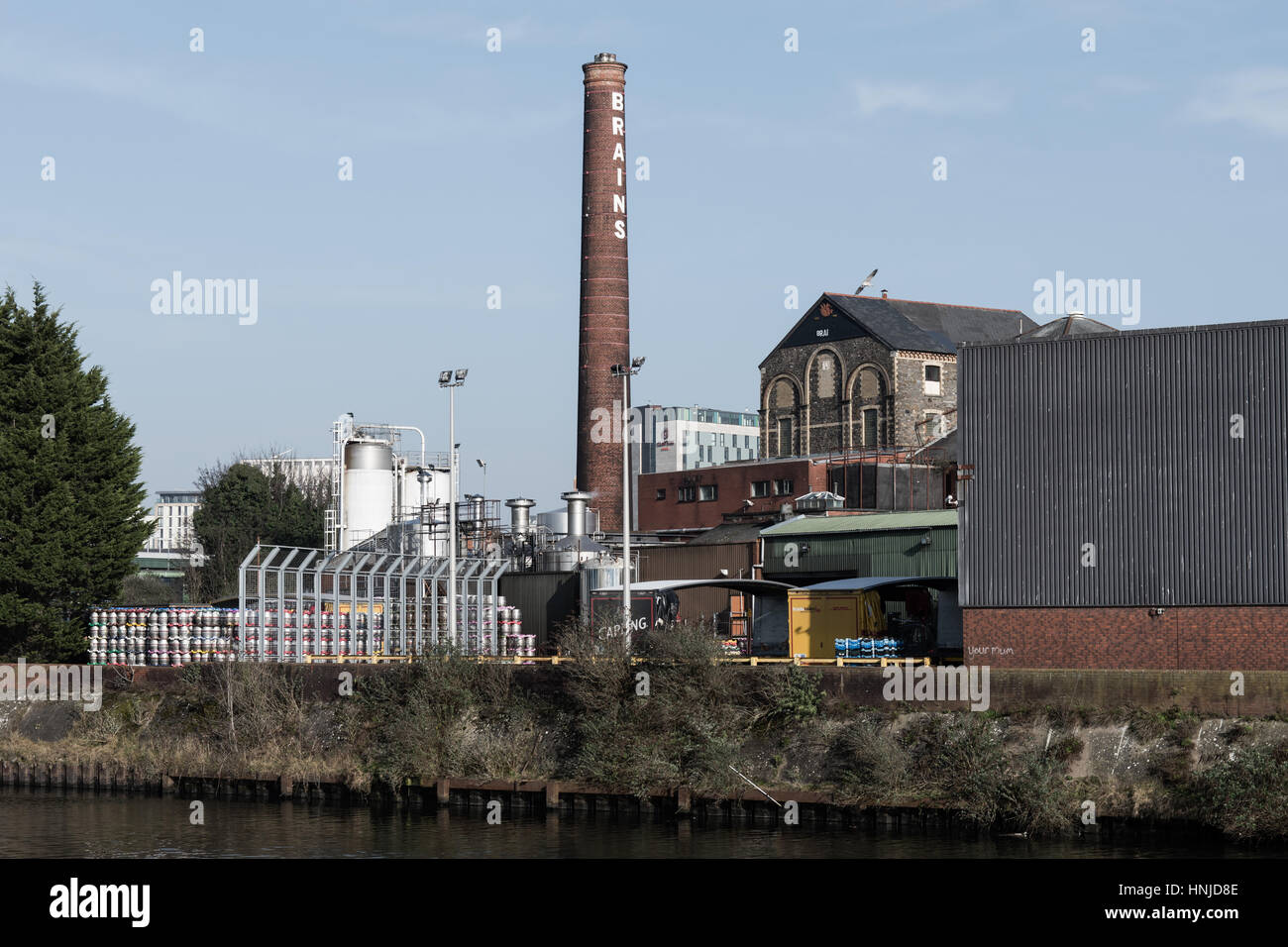 Cardiff, Wales, UK - 13. Februar 2017: Regionale Brauerei Fabrik neben Cardiff Central Railway Station, betrieben von S.A. Gehirn & Co. Ltd. Seit 2 Stockfoto