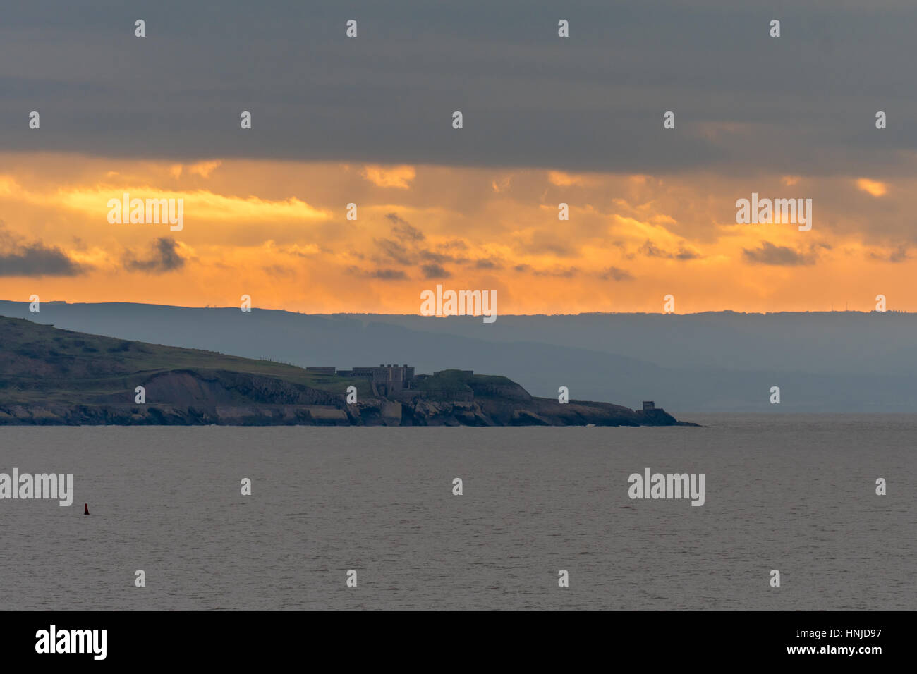 Fort auf Brean Down vor Sonnenuntergang. Eine historische Festung, zuletzt im zweiten Weltkrieg, auf Felsen am Ufer des Bristol Channel, in Somerset, Großbritannien Stockfoto